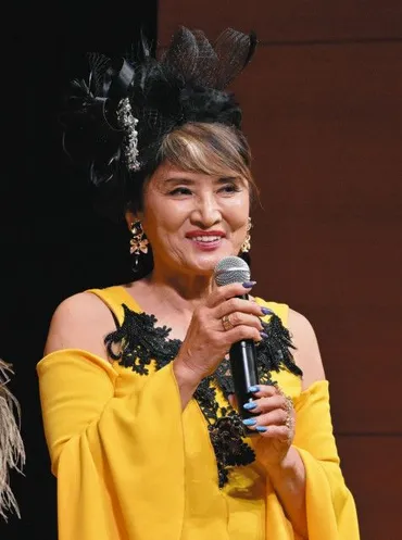 志穂美悦子さん、芸名『鬼無里まり』でシャンソン歌手デビュー  客席からの拍手と歓声に「本気で歌っていきます」と思い語る（中日スポーツ）