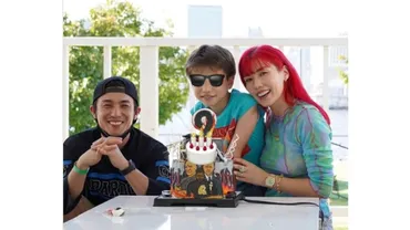 中尾明慶＆仲里依紗、イケメン息子9歳の誕生日で家族ショット！ 「海外のファミリーみたい」「パパに似てきたね」 