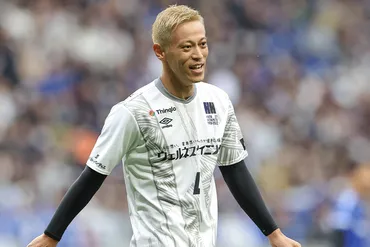 本田圭佑がシンガポールで練習参加 元日本代表MFとの2ショットに反響「マジ!?」 