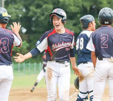 慶應高校・丸田湊斗選手が甲子園で放った先頭打者ホームラン！奇跡の瞬間とは！？107年ぶりの優勝を飾った慶應高校の快挙