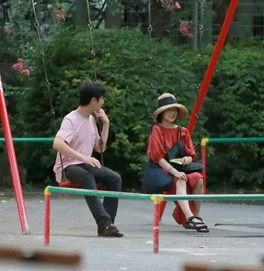 堺雅人＆菅野美穂 夕暮れの公園で子供とブランコ遊び 