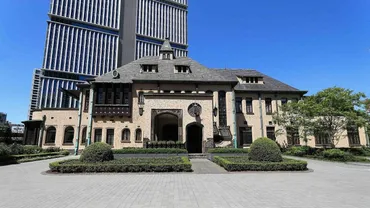 千代田区のビル群にある年前の旧宮邸の来歴「赤坂プリンスクラシックハウス」を撮影