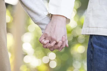 恋人繋ぎをする心理とは?恋人同士とそうでない場合の心理・注意点も紹介