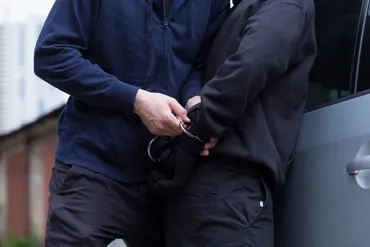 私人逮捕とは?逮捕できる要件と事例、取り押さえはどこまで許されるか解説