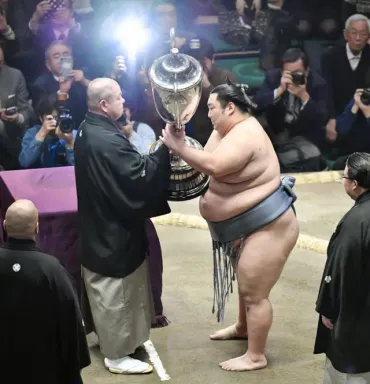 幕尻・徳勝龍が初優勝、土俵で涙 大相撲初場所 