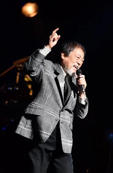 写真】沢田研二、かつて絶縁していた盟友の復活ライブに゛正装゛スタイルで登場 年齢を重ねてさらに固まったメンバーの結束