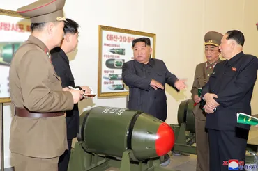 背後に「火山」の文字金正恩氏の視察写真、小型核弾頭か:朝日新聞