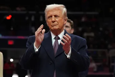 プリンを売り歩くトランプ大統領のそっくりさん人気ぶりに「本人と撮影した」