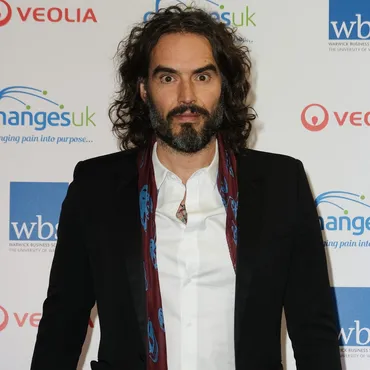 ラッセル・ブランド、メーガン妃とキスシーンを演じたことを自慢性的暴行告発で過去の言動が発掘される