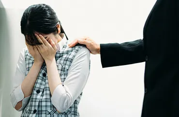 職場でのボディタッチはセクハラ!やめてほしいときの対処法や