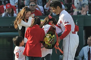 妻・かな子さんが語る素顔の緒方孝市!二人三脚で広島カープ優勝を叶えた監督夫婦の歩み
