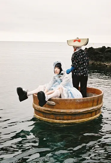 あのちゃん、年ぶりの写真集「あの在処」は川島小鳥が佐渡で撮影した大ボリュームの一冊