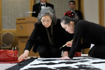 金澤翔子さんと母・泰子さんが『徹子の部屋』に出演。歳を過ぎた泰子さんが語った「年間の祈り」と「最後の願い」(婦人公論)