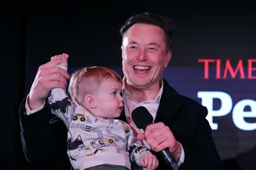 イーロン・マスクが双子の父に、母親は歳の幹部
