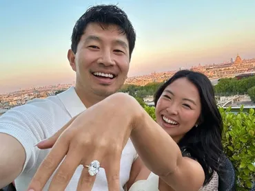 シャン・チー』シム・リウが婚約、婚約者の左手薬指には巨大ダイヤモンドが