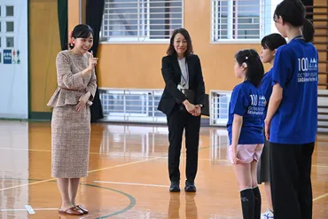 一段とエレガント」佳子さま佐賀ご訪問で注目集めたツイードワンピースの「リーズナブルなお値段」(女性自身)