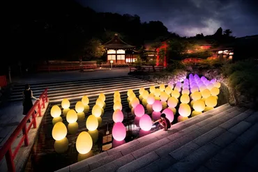 京都・下鴨神社で「光の祭」チームラボが参道&神社を光と音の幻想空間に変える