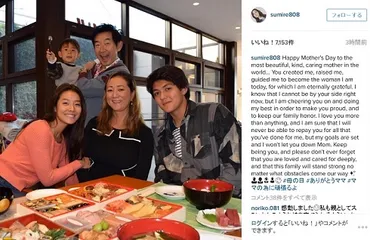 モデルのすみれ、父・石田純一らとともに母・松原千明の゛母の日゛を祝う(要約)