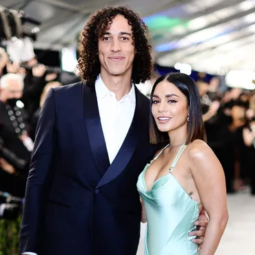ヴァネッサ・ハジェンズ、野球選手との婚約が報じられる 