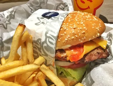 ブラピに食べるシーンが異様に多いのには秘密があった。『オーシャンズ11』のチーズバーガーを頬張りたい!