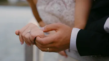 バッテリィズ・エース、結婚を公表！その理由と、M-1準優勝後の変化とは？結婚公表ラッシュの背景：芸人たちの葛藤と、それぞれの決断