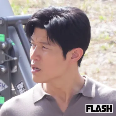 鈴木亮平「有村架純似」妻と゛デレデレ゛映画館デート「既婚者男性スキャンダル」無縁で仕事も私生活も盤石(SmartFLASH)