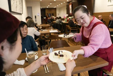ダウン症書家、カフェ店員に 「地域に元気と幸せ届ける」―金澤翔子さん・東京:時事ドットコム