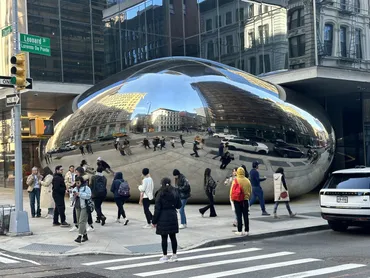 ニューヨークのアニッシュ・カプーアの巨大彫刻が、ようやく高層建築のエントランスに誕生