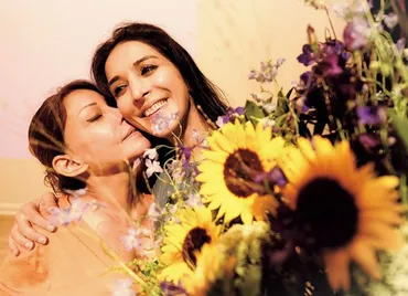 サヘル・ローズさんの「幸せ」論。養母との出会いで動き出した人生と、深い愛の形