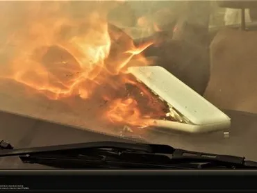 車にモバイルバッテリー放置しないで 火事の危険も