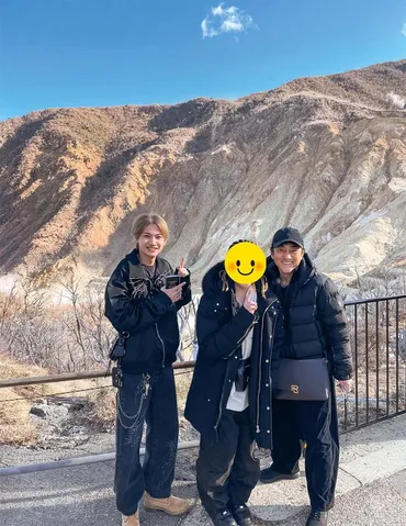 2ページ目）市村正親「息子２人とママと箱根へ。強羅ではいつも同じ場所で家族写真を撮影。長男も次男も親の身長を追い越していて成長を実感」 【市村 正親のライフ・イズ・ビューティフル！】人生をもっと輝かせよう。ミュージカル俳優の愛すべき日常