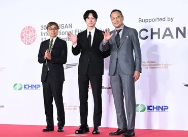 坂口健太郎、流暢な韓国語で歓声浴びる 渡辺謙らと「釜山国際映画祭」登壇【盤上の向日葵】