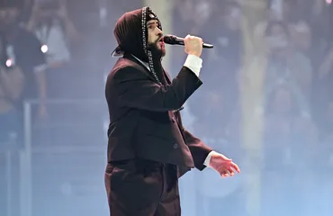 バッド・バニー、新曲「NUEVAYol」MVで移民支援のメッセージ「力を合わせれば、私たちはより強くなる」