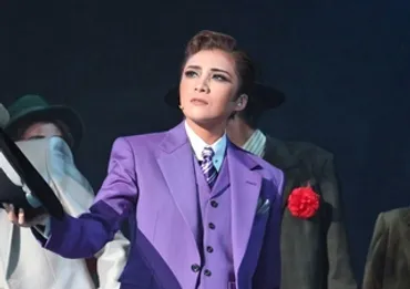 トップ鳳月 大人の余裕と色気 宝塚歌劇月組「GUYS AND DOLLS」 恋の駆け引き、ハッピーに描く