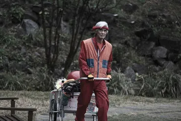 THE オリバーな犬』゛コニシさん゛佐藤浩市が映画でも行方不明に？ 新カット到着