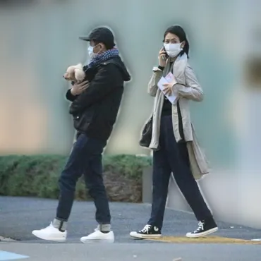 有吉弘行と夏目三久の初2ショット 愛犬を抱えてお散歩デート撮