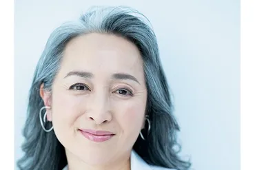 近藤サトさんのグレイヘアへの道のりとは？ 