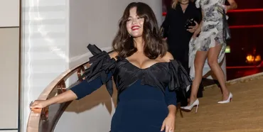 セレーナ・ゴメス、カンヌ国際映画祭で美しいオフショルダードレス姿を披露