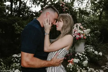 テイラー・スウィフト＆トラヴィス・ケルシー婚約！指輪や新生活への期待は？テイラーとトラヴィスのロマンチックな婚約発表と今後の生活