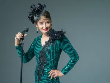 志穂美悦子さん、シャンソン歌手への挑戦「孫もいる今、ようやく自分が好きなことを追求できる」「メイクも衣装も他人任せにしない」生き方 (1/1)
