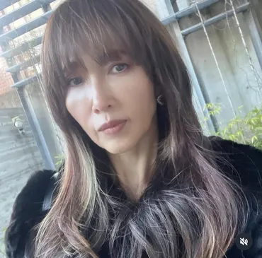 54歳の工藤静香が前髪を切らなかった理由とは?スタイル抜群の全身ショット公開に「斜め上行ってる」」「シワは年齢 を重ねた証」(DailyNewsOnline)