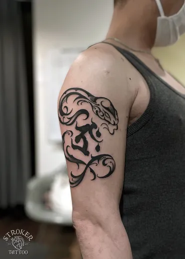 蛇と梵字、オルテガ柄のタトゥー。。。