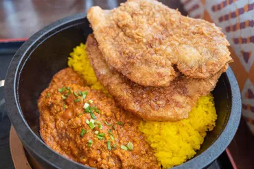 インドカレーと秩父名物わらじカツがまさかのコラボ！「秩父わらじカツカレー」が食べられる「ほんとのインド料理とカレーの店」 