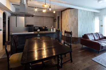 アンティーク家具とともに家族の時を刻む。経年変化を楽しむマンションリノベーション