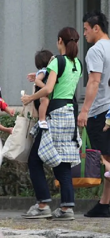 写真】ラグビー代表・五郎丸 妻と長男の運動会での団らんショット