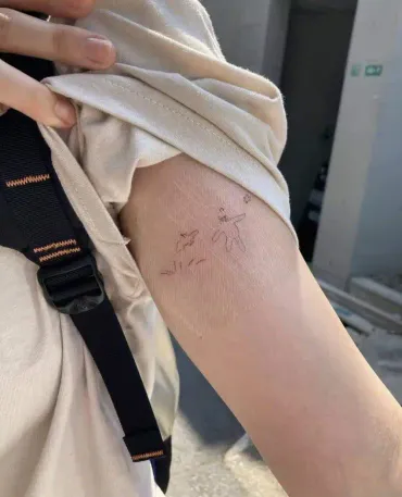 あいみょんのタトゥーはなぜ話題？ 日本社会のタトゥー観とギャップ？あいみょん、タトゥー公開で賛否両論！ デザインの意味や日本社会の反応を徹底解説！