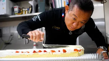 柴田武シェフのスイーツ革命！『アムール・デュ・ショコラ』やコンビニコラボの裏側とは？柴田武シェフが魅せる、独創的なスイーツと多才な才能