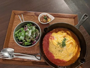 古民家の中でキャンプ!?世にも不思議な空間で絶品トロフワオムライスを楽しめる八王子「となりわ」