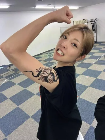 小川麻琴、タトゥーシールでファンを驚かせる？舞台オフショットと世間の反応は？小川麻琴のタトゥーシール騒動と、芸能界のタトゥーに対する意識の変化