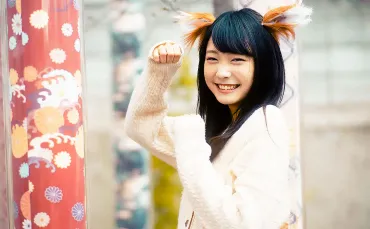 写真】こんこん♪ 笑顔の「雪見みと」 はにかむ彼女と幻想的な京散歩